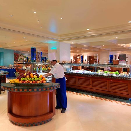 Radisson Blu Hotel, Riyad Restaurant photo The buffet at the Grand Hyatt Hotel, Dubai