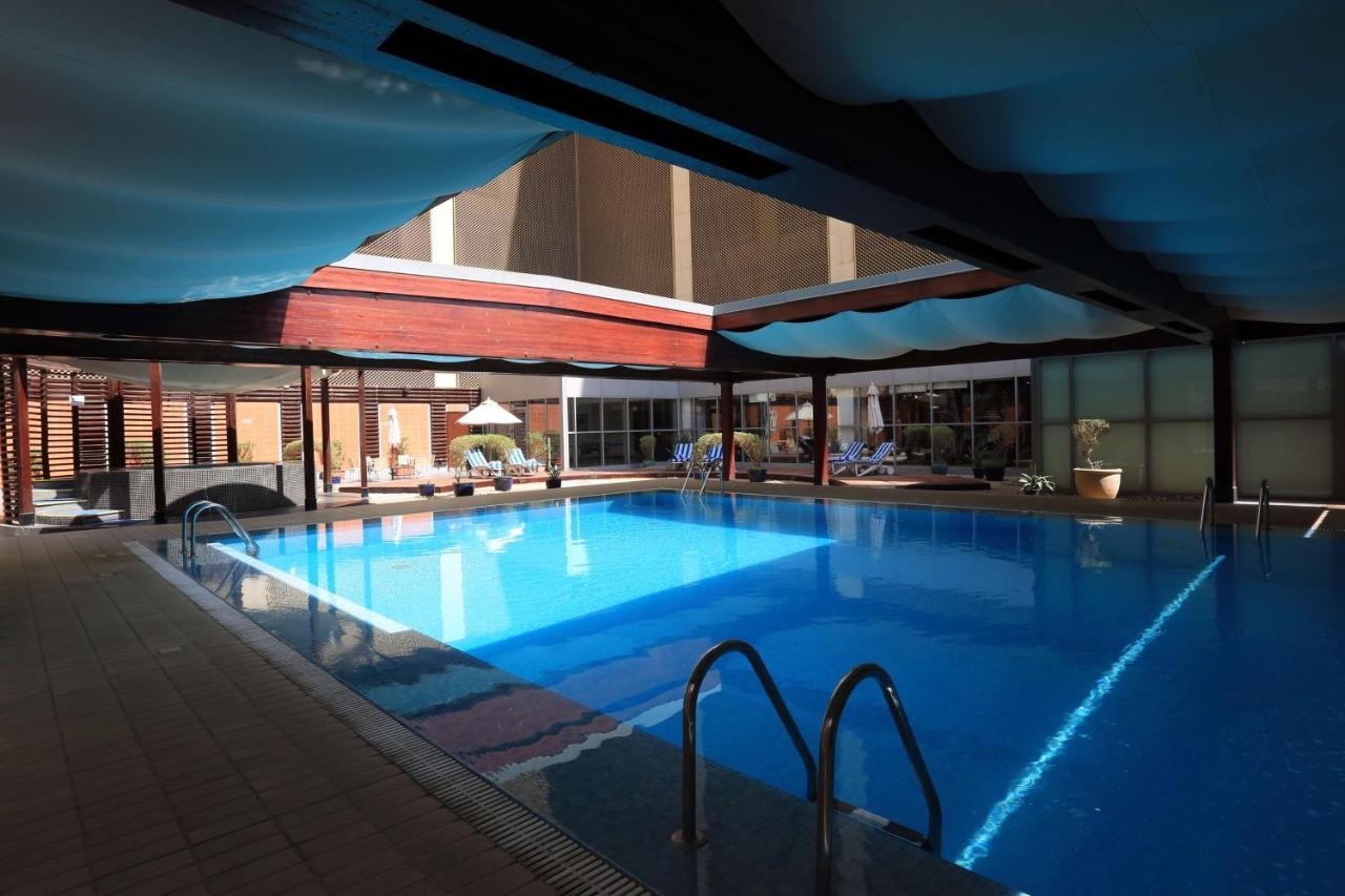 Radisson Blu Hotel, Riyad Extérieur photo The pool at the hotel