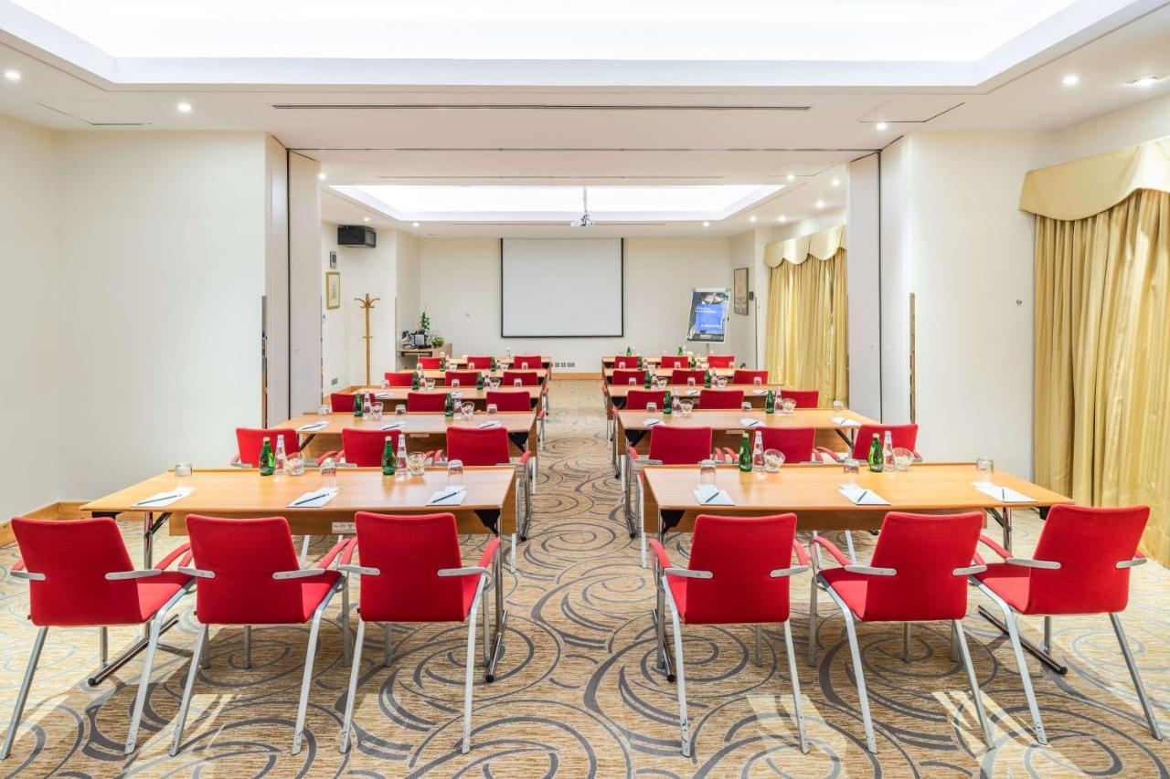 Radisson Blu Hotel, Riyad Extérieur photo Meeting room