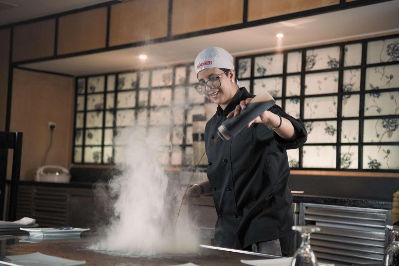 Radisson Blu Hotel, Riyad Extérieur photo A chef dusting a dish with powdered sugar
