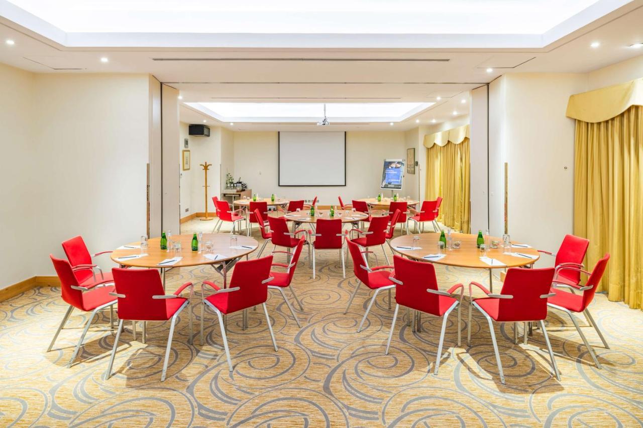 Radisson Blu Hotel, Riyad Extérieur photo Meeting room