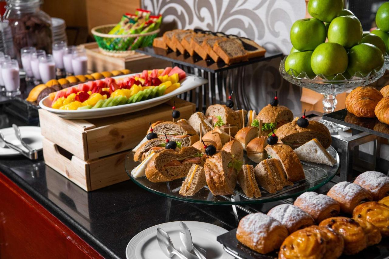 Radisson Blu Hotel, Riyad Extérieur photo A buffet