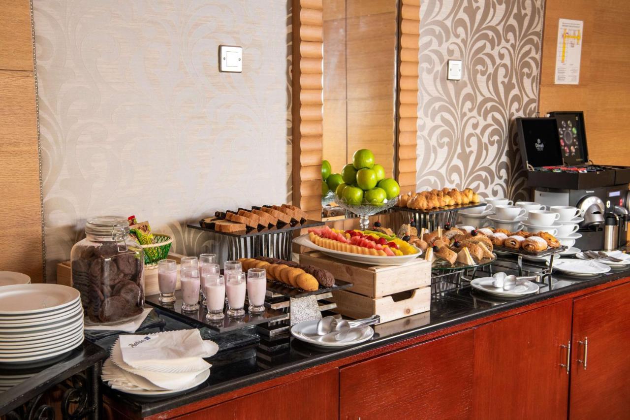 Radisson Blu Hotel, Riyad Extérieur photo A buffet at a hotel