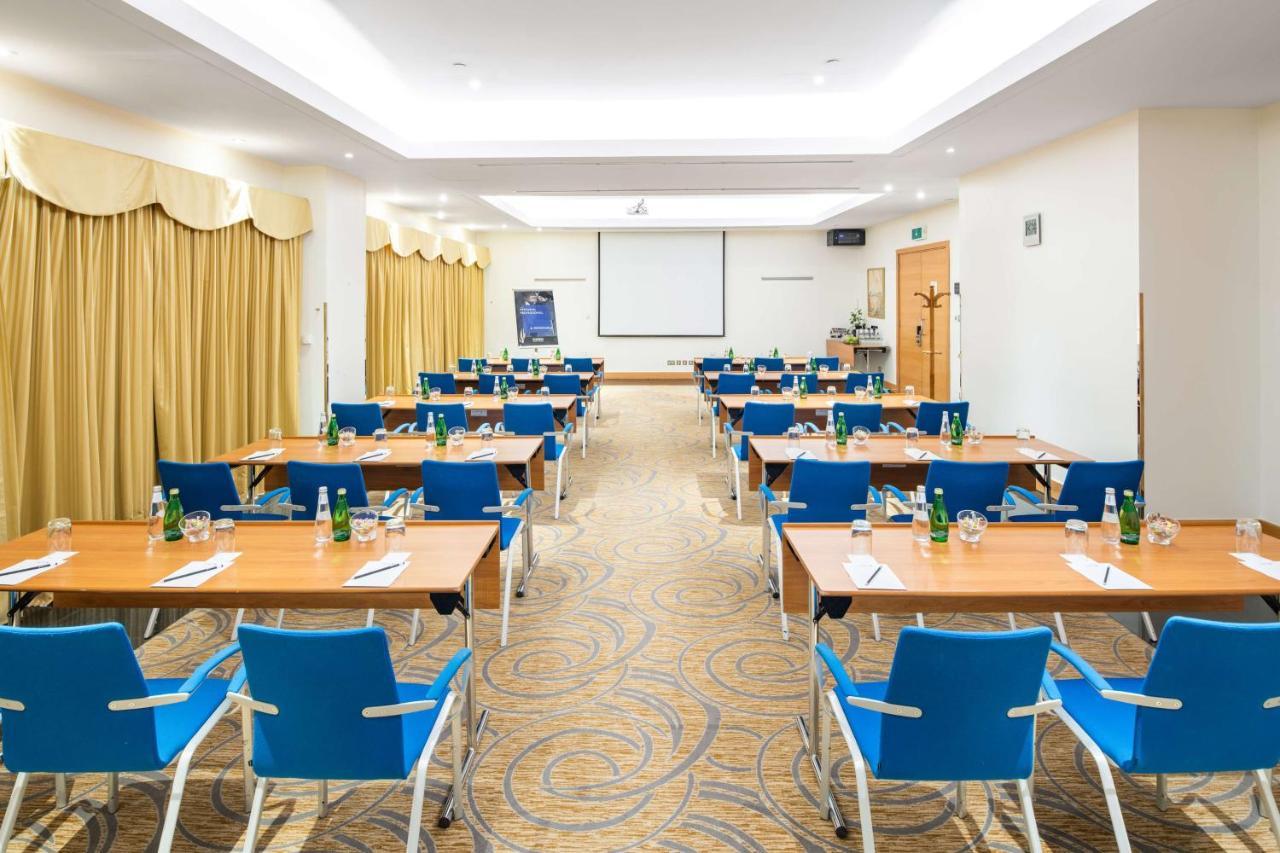 Radisson Blu Hotel, Riyad Extérieur photo Meeting room