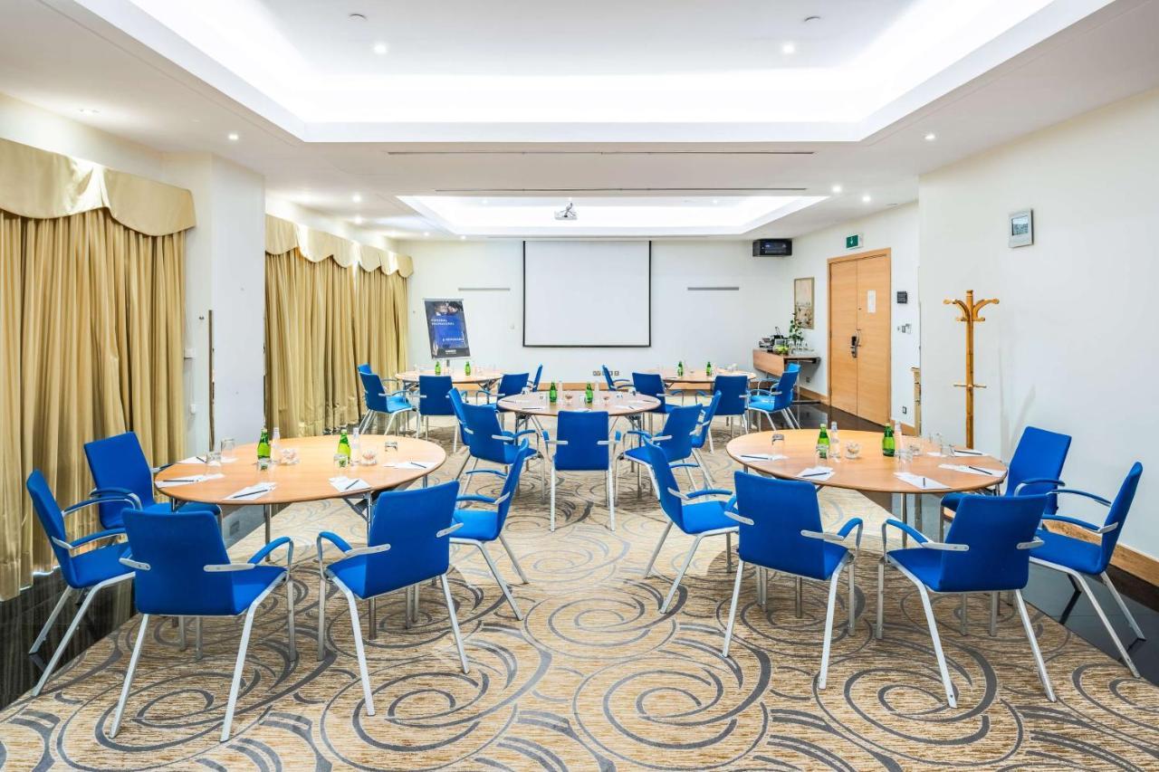 Radisson Blu Hotel, Riyad Extérieur photo Meeting room