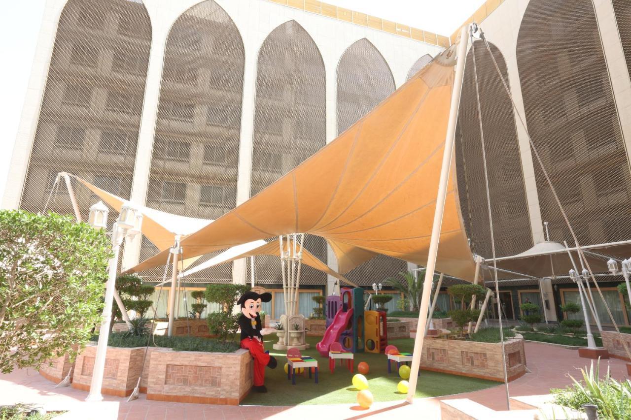 Radisson Blu Hotel, Riyad Extérieur photo The courtyard of the school