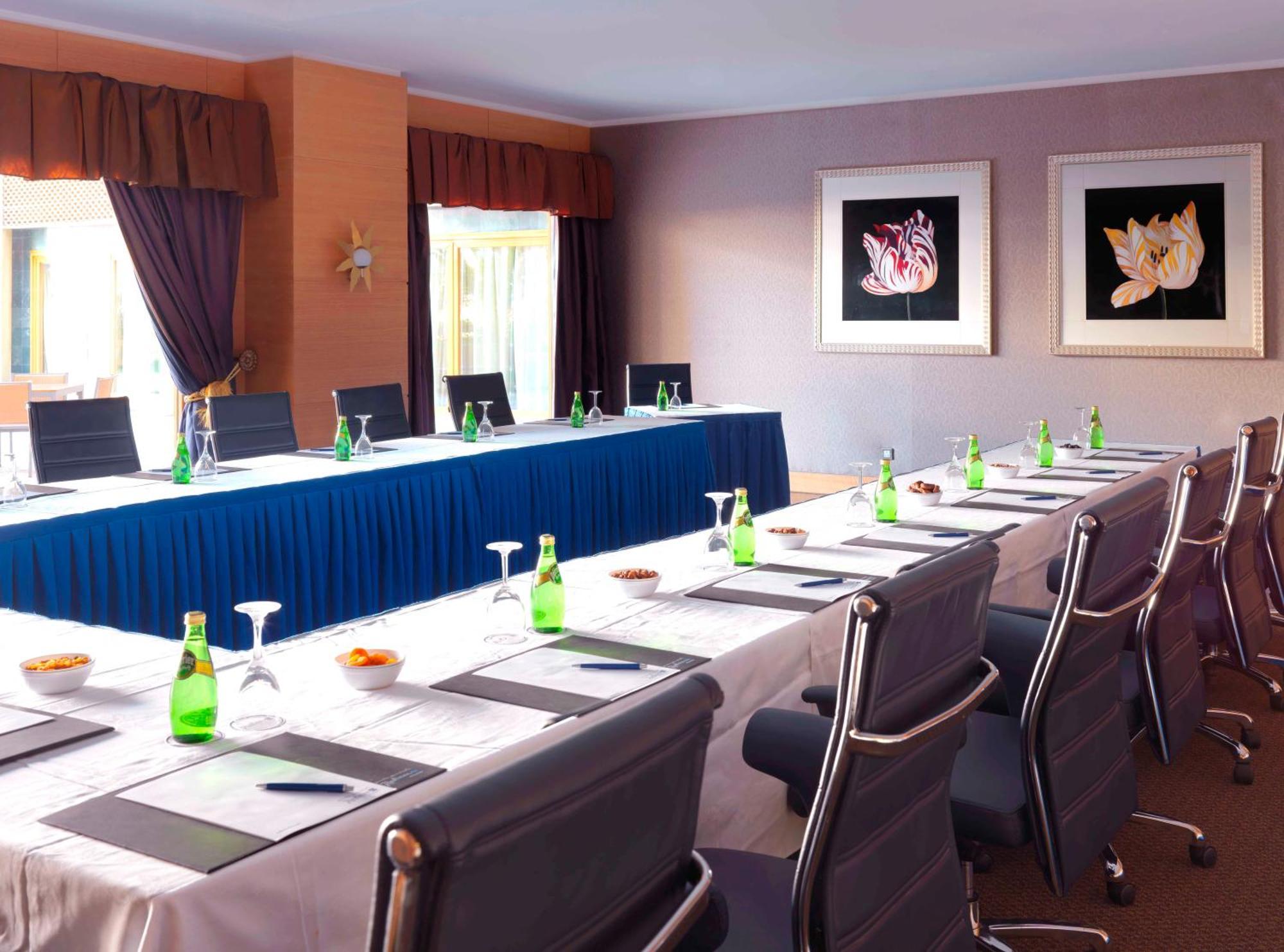 Radisson Blu Hotel, Riyad Extérieur photo Meeting room