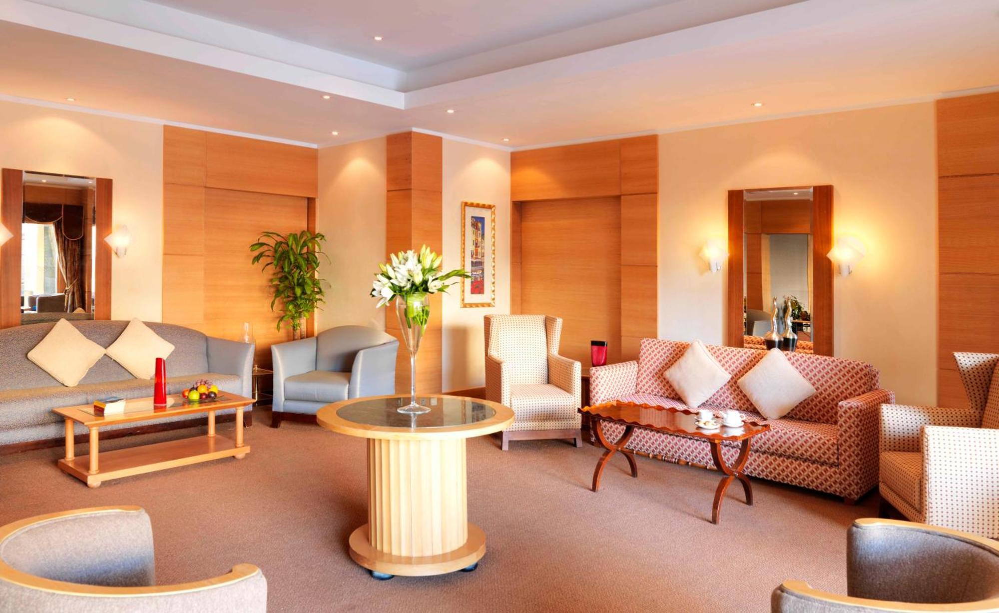 Radisson Blu Hotel, Riyad Extérieur photo The lounge at the airport