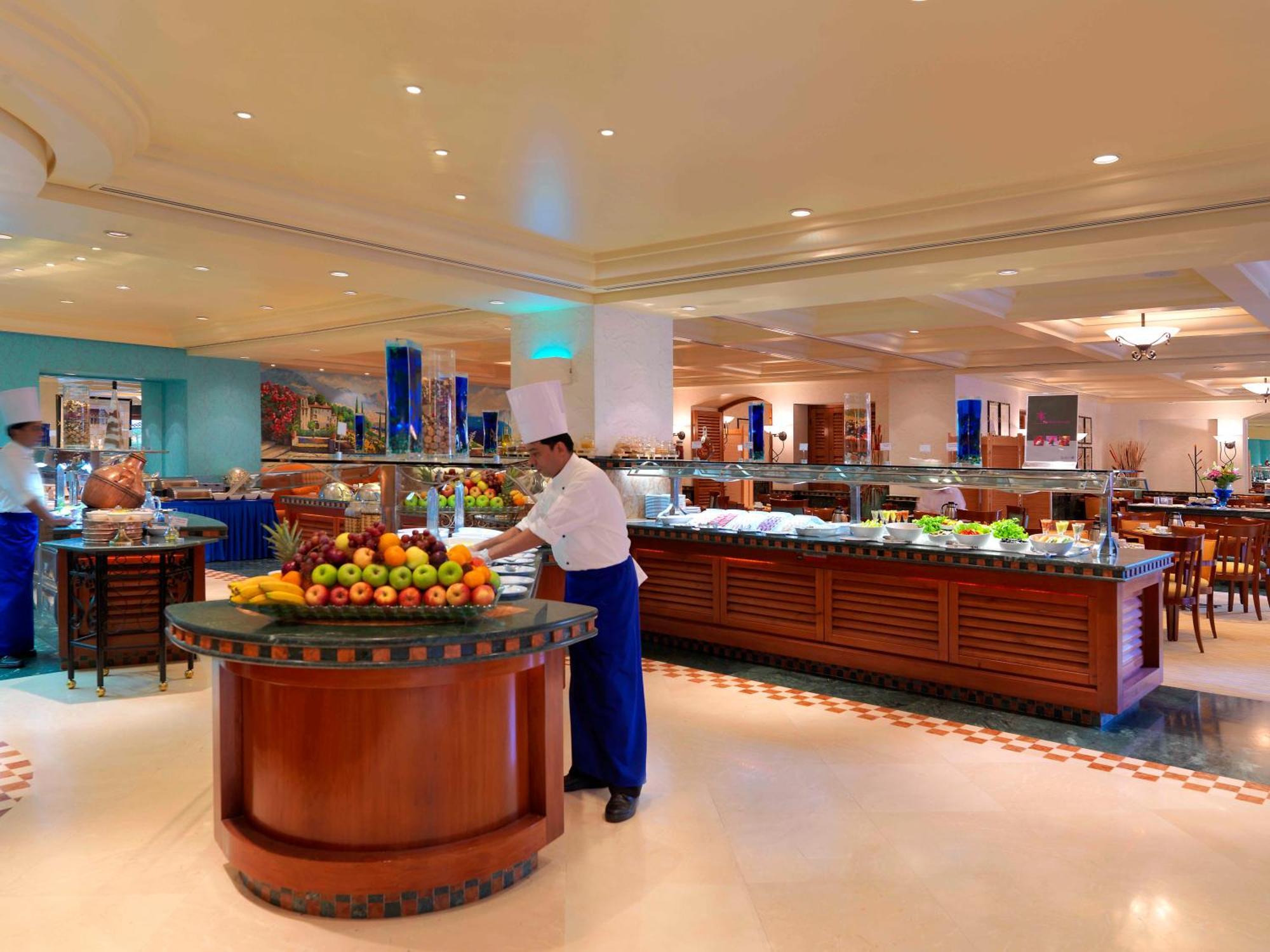 Radisson Blu Hotel, Riyad Restaurant photo The buffet at the Grand Hyatt Hotel, Dubai