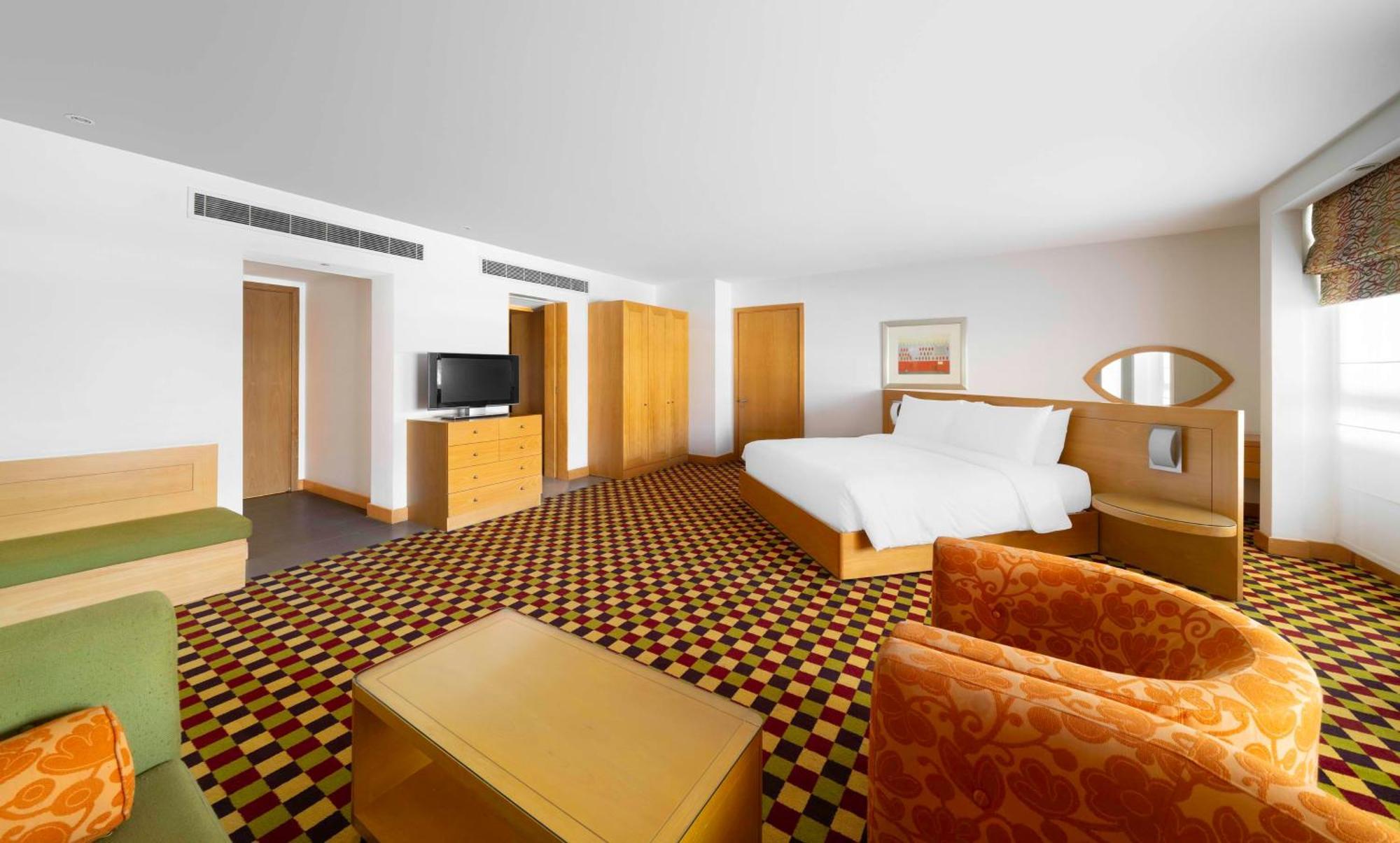Radisson Blu Hotel, Riyad Extérieur photo A room at the hotel